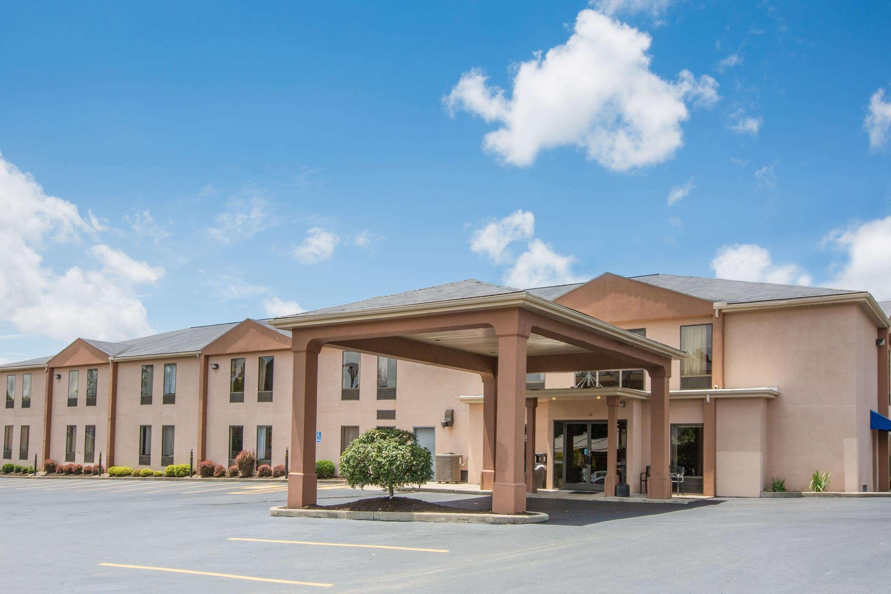Howard Johnson By Wyndham Beckley Exterior photo